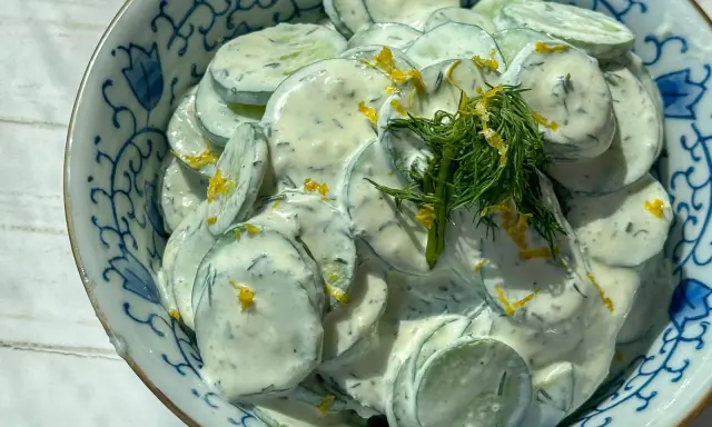 Ein cremiger Gurkensalat mit Dill und Zitronenschale, perfekt für jedes Sommer-Rezept.