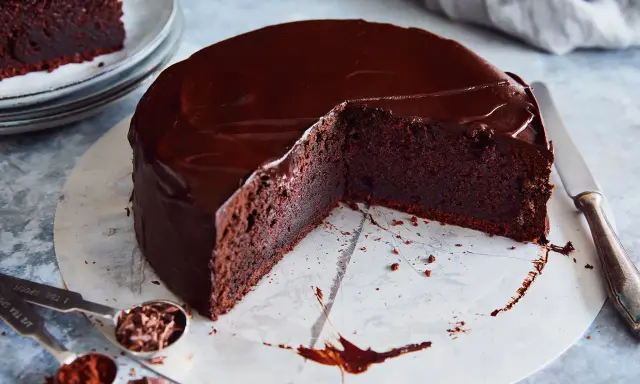 Saftiger Schokoladenkuchen mit glänzender Glasur, ein unwiderstehliches Rezept für Genießer.