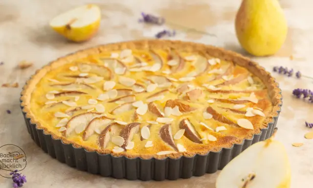 Eine köstliche Birnen Tarte mit Mandelsplittern, garniert mit Lavendel und frischen Birnenstücken.