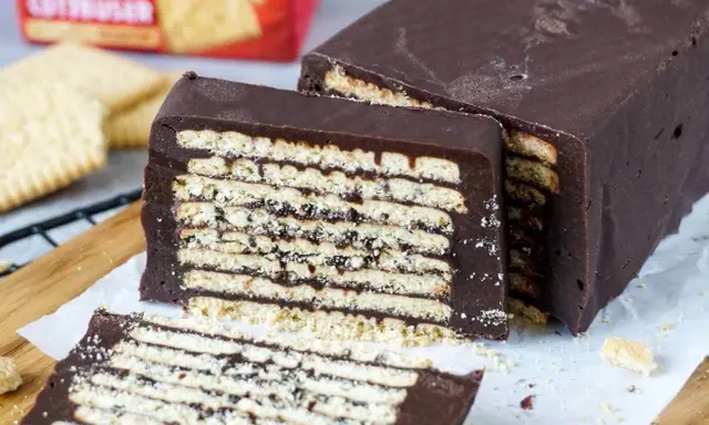Schokoladenkuchen mit Keksschichten, der an eine kalte Schnauze erinnert. Perfekt für Naschkatzen!