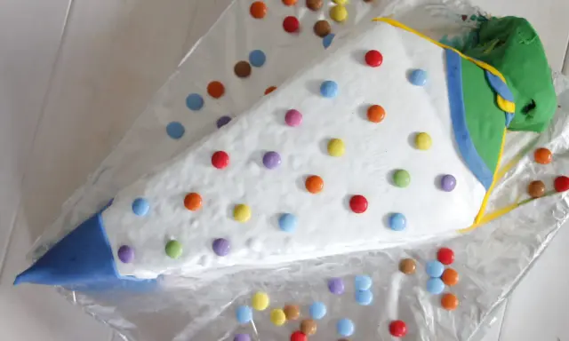 Eine bunte, schnelle Torte zur Einschulung in Form eines Zuckertüte, dekoriert mit vielen Smarties.