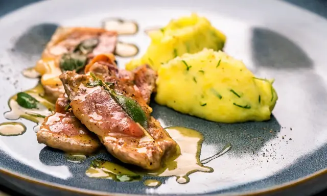 Saltimbocca rezept original: Kalbfleisch mit Salbei und Schinken, serviert mit cremiger Kartoffelmasse.