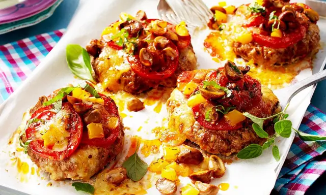 Vier saftige Hackfleisch-Patties, überbacken mit Tomaten, Pilzen und Käse. Ein köstliches Gericht, das Lust auf mehr macht.