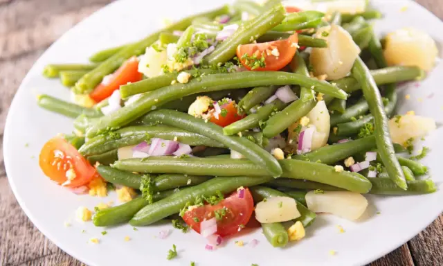 Frischer Bohnensalat mit Tomaten, Kartoffeln und Zwiebeln. Ein leichtes und gesundes Rezept für den Sommer.