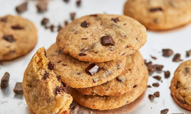 Ein Stapel amerikanischer Cookies mit Schokoladenstückchen, ein Cookie ist angebrochen. Perfekt für ein amerikanische cookies rezept.