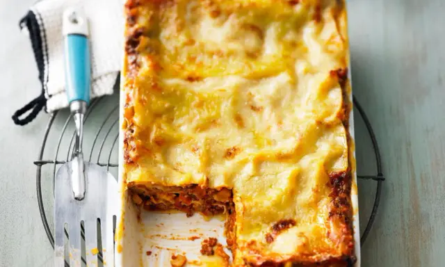 Ein frisch gebackenes, goldbraunes Lasagne Rezept original italienisch, bereit zum Servieren.