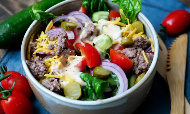 Ein bunter Big Mac Salat mit Hackfleisch, Käse, Gurken, Tomaten und Zwiebeln, übergossen mit einer cremigen Sauce.
