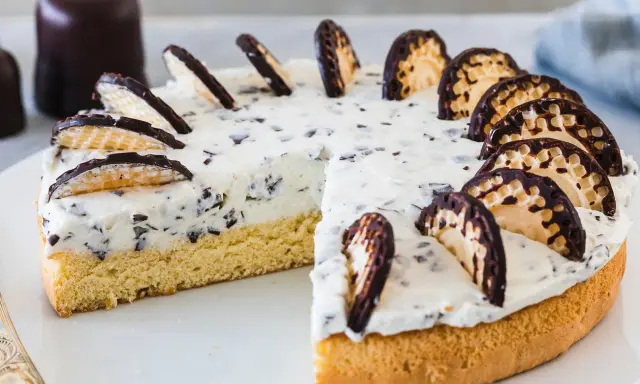 Ein Stück Mohrenkopftorte mit Schokostückchen und Waffelstücken, ein köstliches Rezept für jeden Anlass.