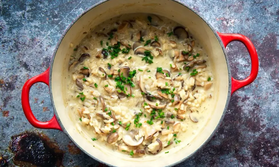 Cremiges Risotto mit Pilzen und frischen Kräutern, garniert mit Schnittlauch. Ein Genuss für jeden Tag.