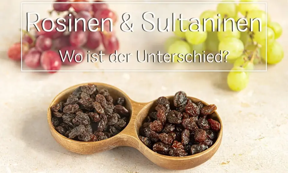 Rosinen & Sultaninen: Wo ist der Unterschied? Zwei Holzschalen gefüllt mit dunklen Rosinen und Sultaninen, im Hintergrund frische rote und grüne Trauben.