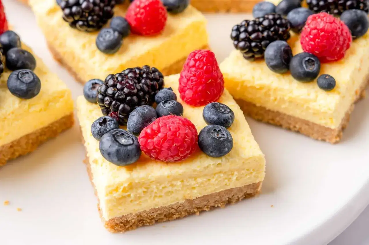 Erfrischende Käsekuchen-Schnitten mit Beeren, ein perfekter 5 min kuchen ohne backen.