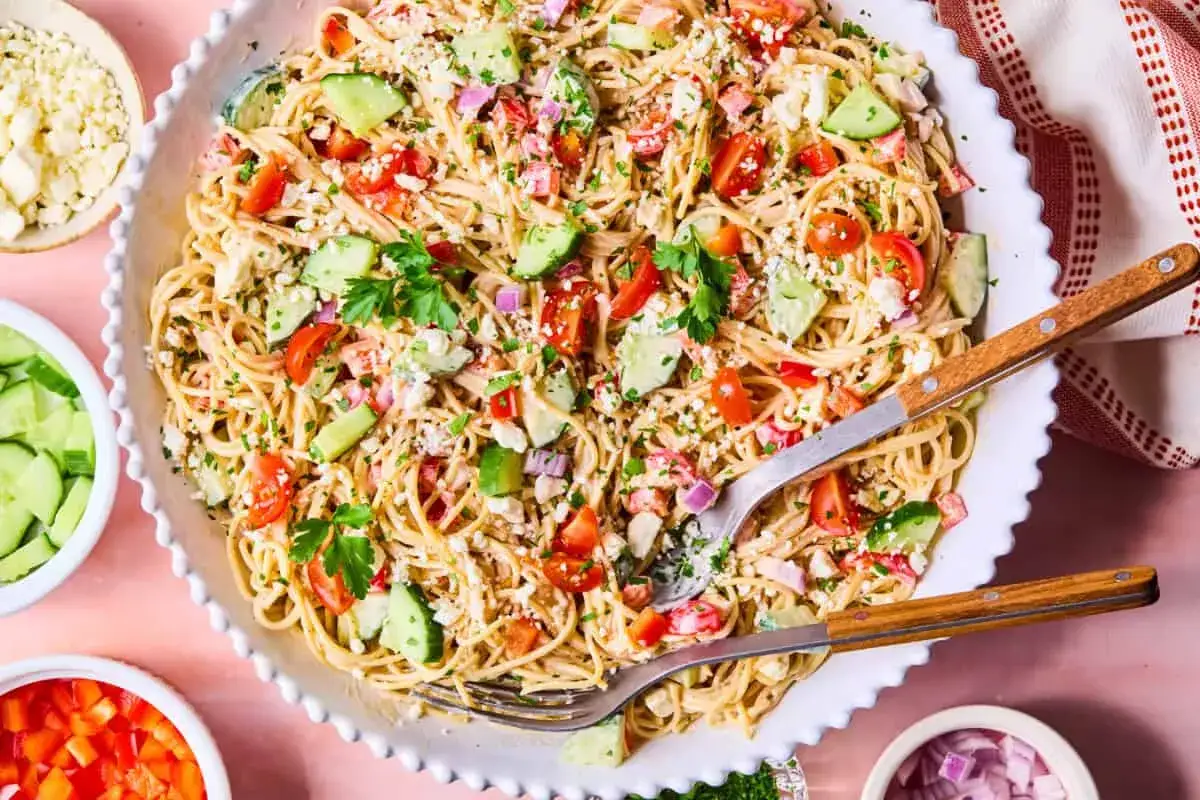 Ein bunter, frischer Spaghetti Salat mit Tomaten, Gurken und Feta. Perfekt f&uuml;r einen spaghetti salat einfach und schnell zubereitet.