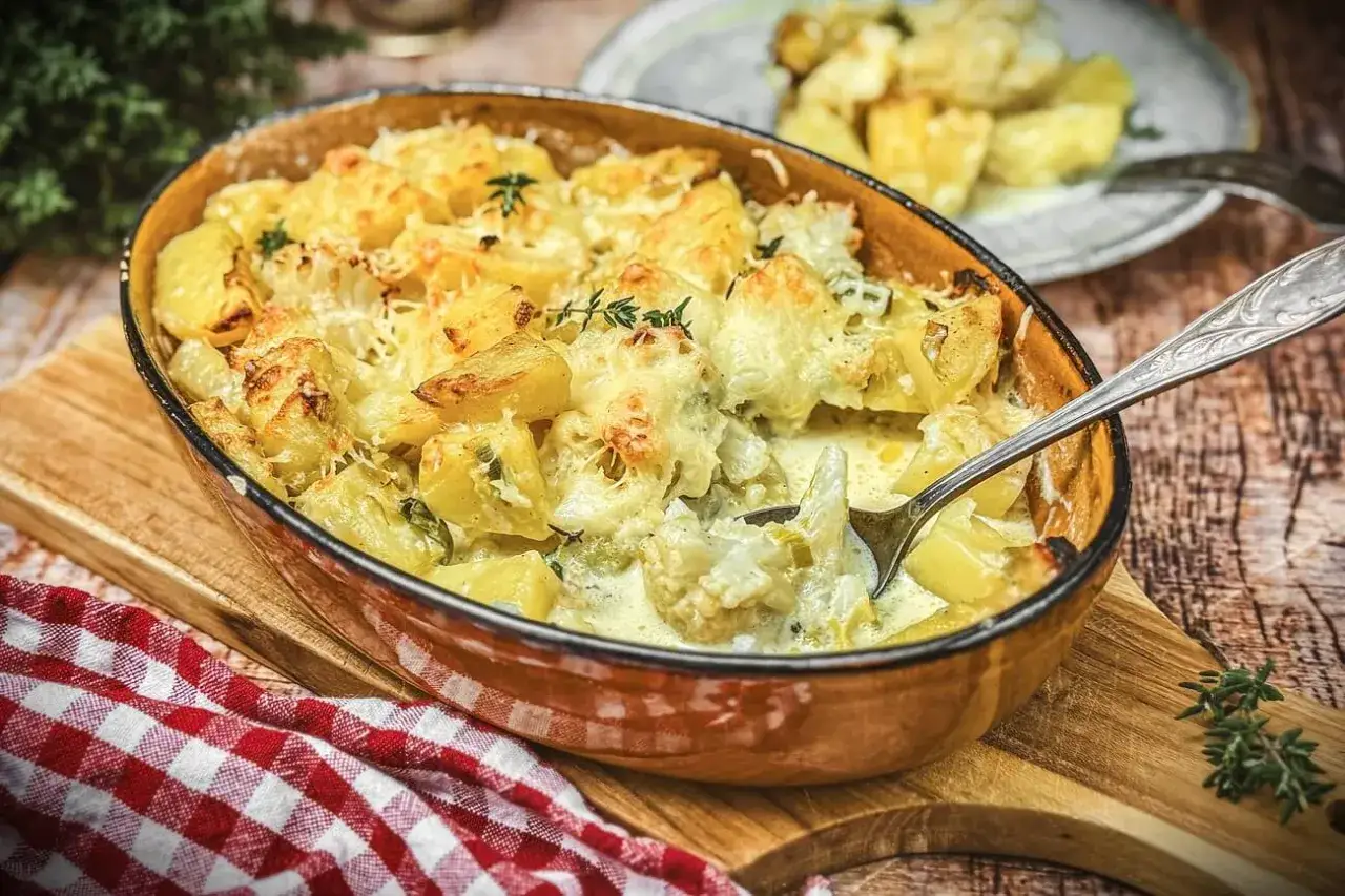 Herzhafte Blumenkohl-Kartoffel-Gratin-Rezepte sind perfekt für kalte Tage. Cremig, käsig und mit Kräutern verfeinert.