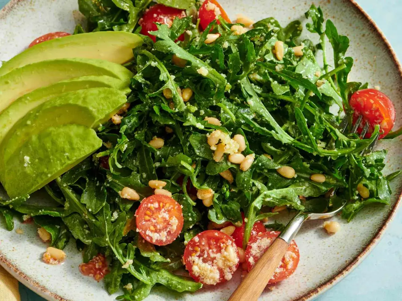 Frischer mediterraner Salat mit Rucola, Kirschtomaten, Pinienkernen und Avocado. Ein Genuss f&uuml;r jeden Tag.