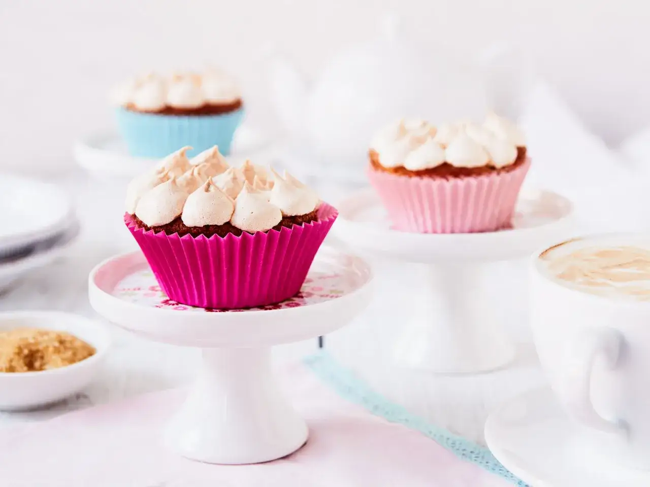 Rhabarber Muffins mit Baiser: S&uuml;&szlig;e Leckereien mit zarter Haube, bereit f&uuml;r den Genuss.