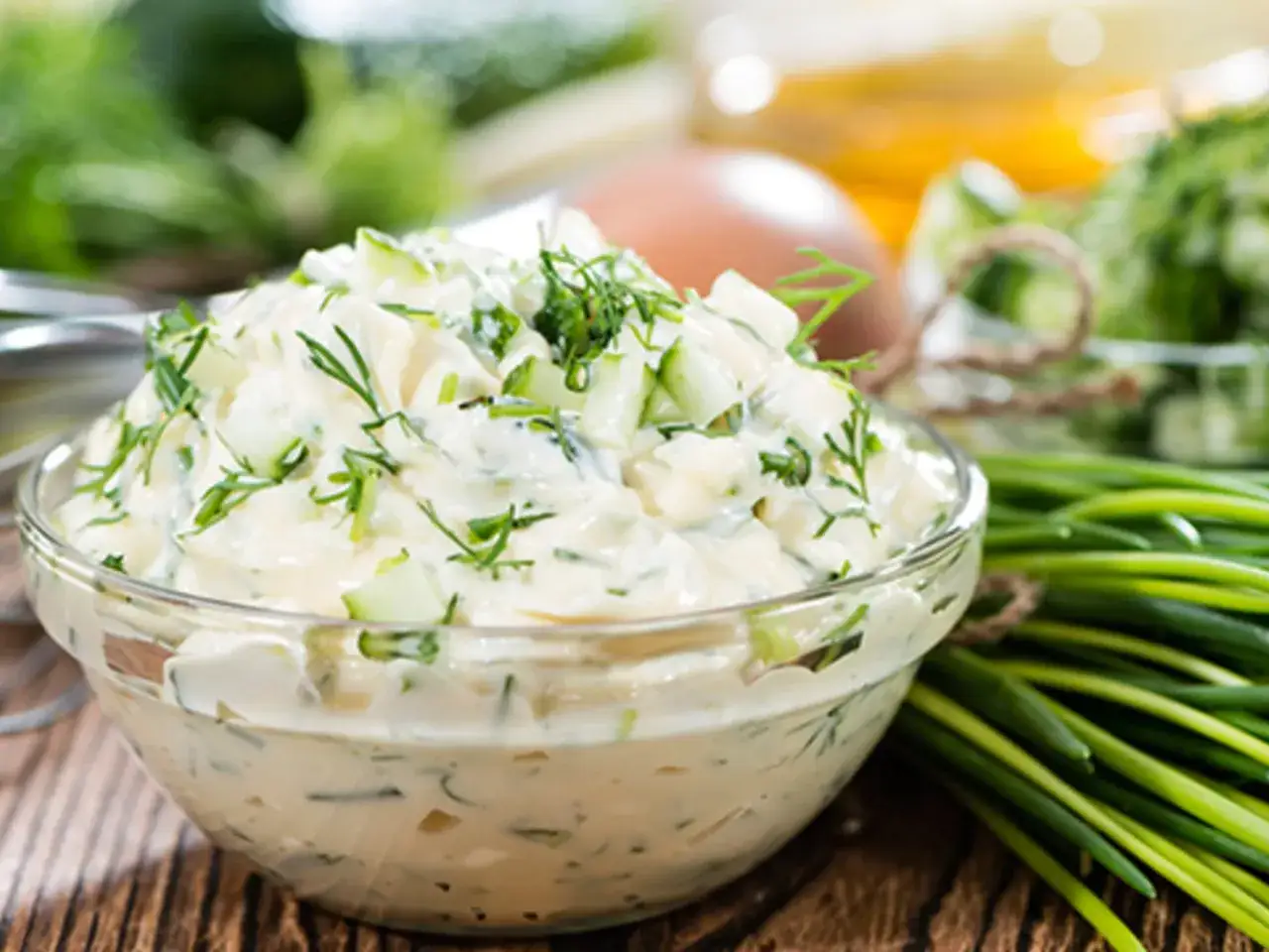 Cremige Remoulade mit Gurkenst&uuml;ckchen und frischen Kr&auml;utern, perfekt f&uuml;r Ihr n&auml;chstes remoulade rezept.