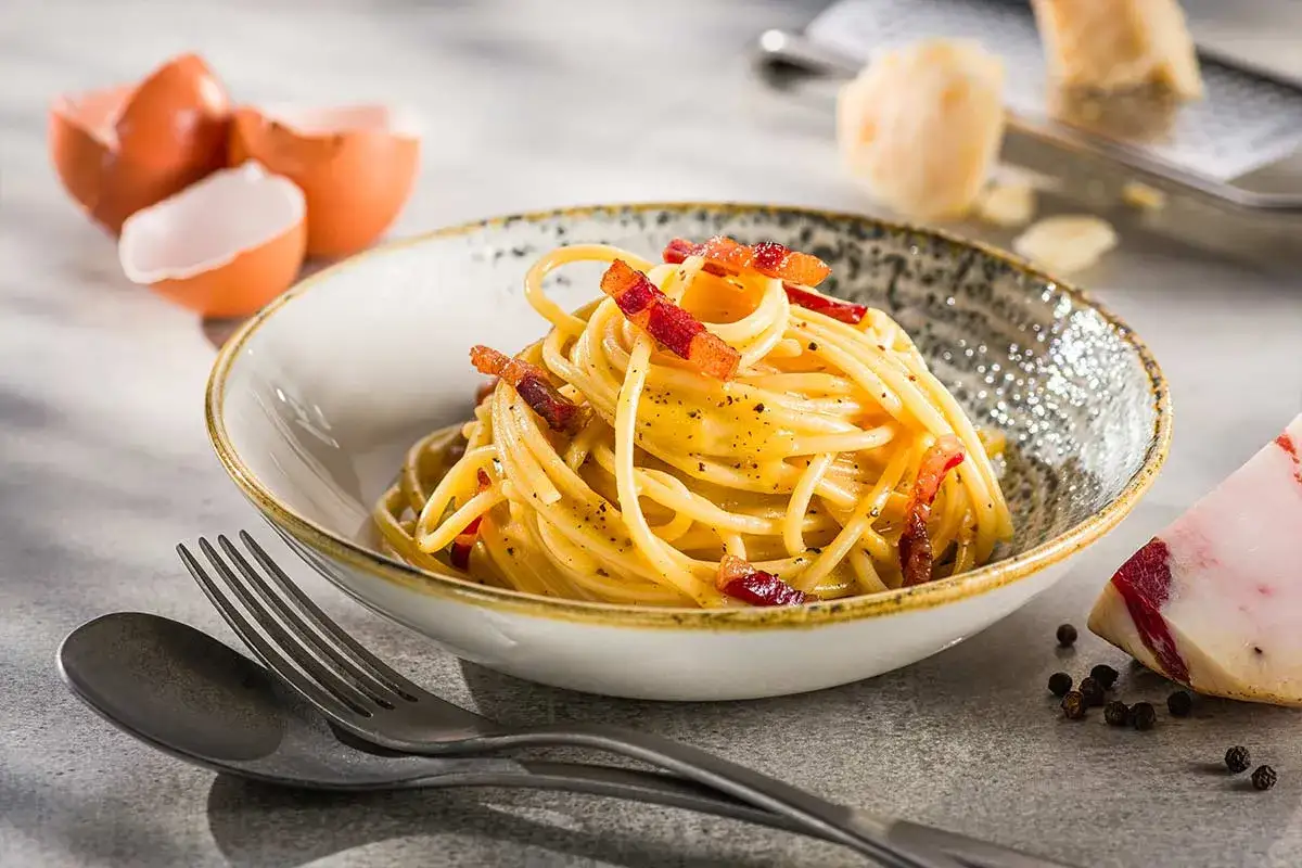Spaghetti Carbonara: cremige Pasta mit Speck, Ei und Parmesan. So einfach und k&ouml;stlich ist was ist Carbonara.