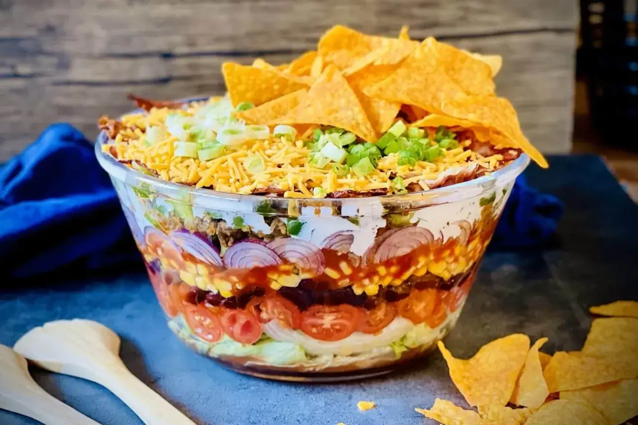 Schichtsalat im Glas: knackiger Salat, Tomaten, Mais, Bohnen, Zwiebeln, Hackfleisch, Sour Cream, Käse und Tortilla-Chips. Ein bunter nacho salat!