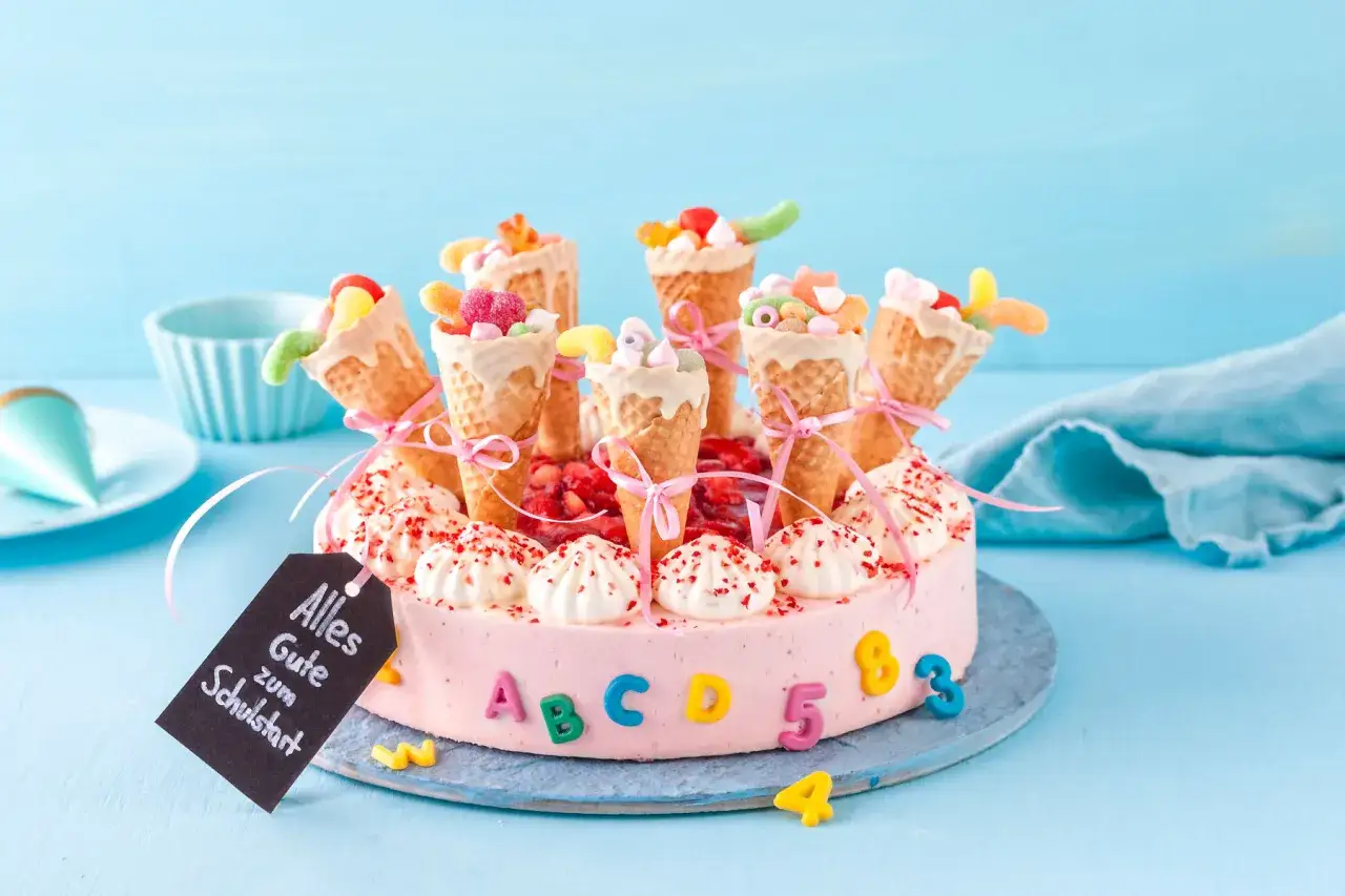 Eine bunte, schnelle Torte zur Einschulung mit Eiswaffeln voller S&uuml;&szlig;igkeiten und Buchstaben.