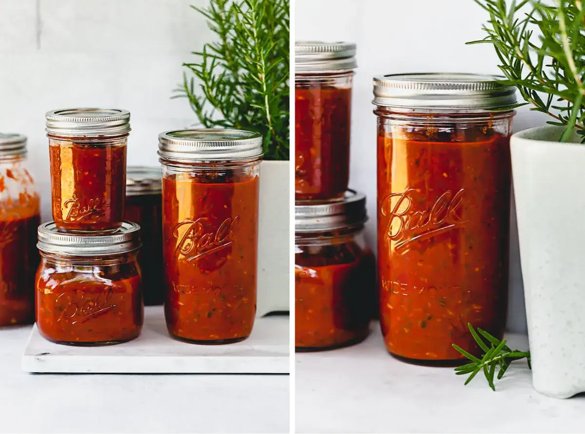 Mehrere Gl&auml;ser mit leuchtend rotem Tomaten-Chutney, bereit f&uuml;r Ihr n&auml;chstes tomaten chutney rezept.