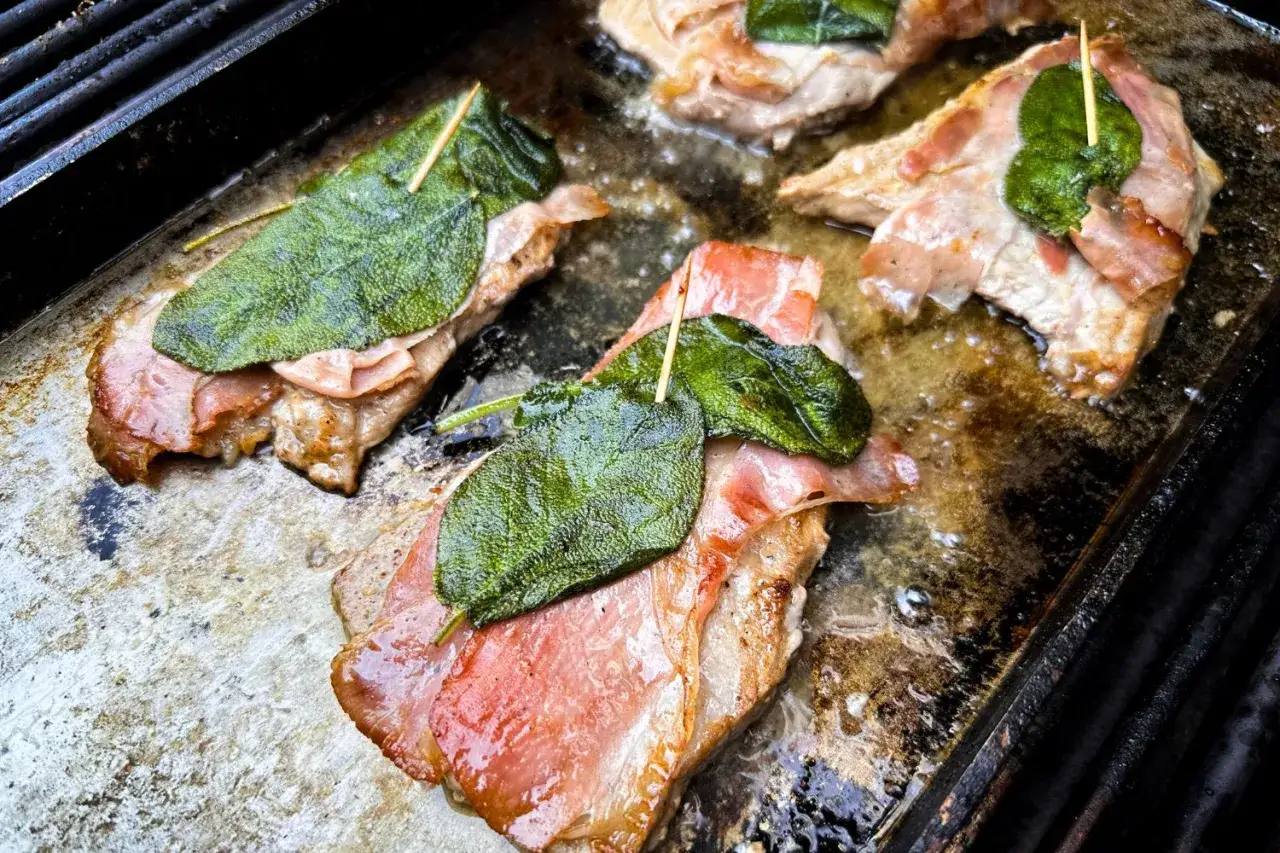 Saltimbocca rezept original: Kalbsschnitzel mit Schinken und Salbei braten.