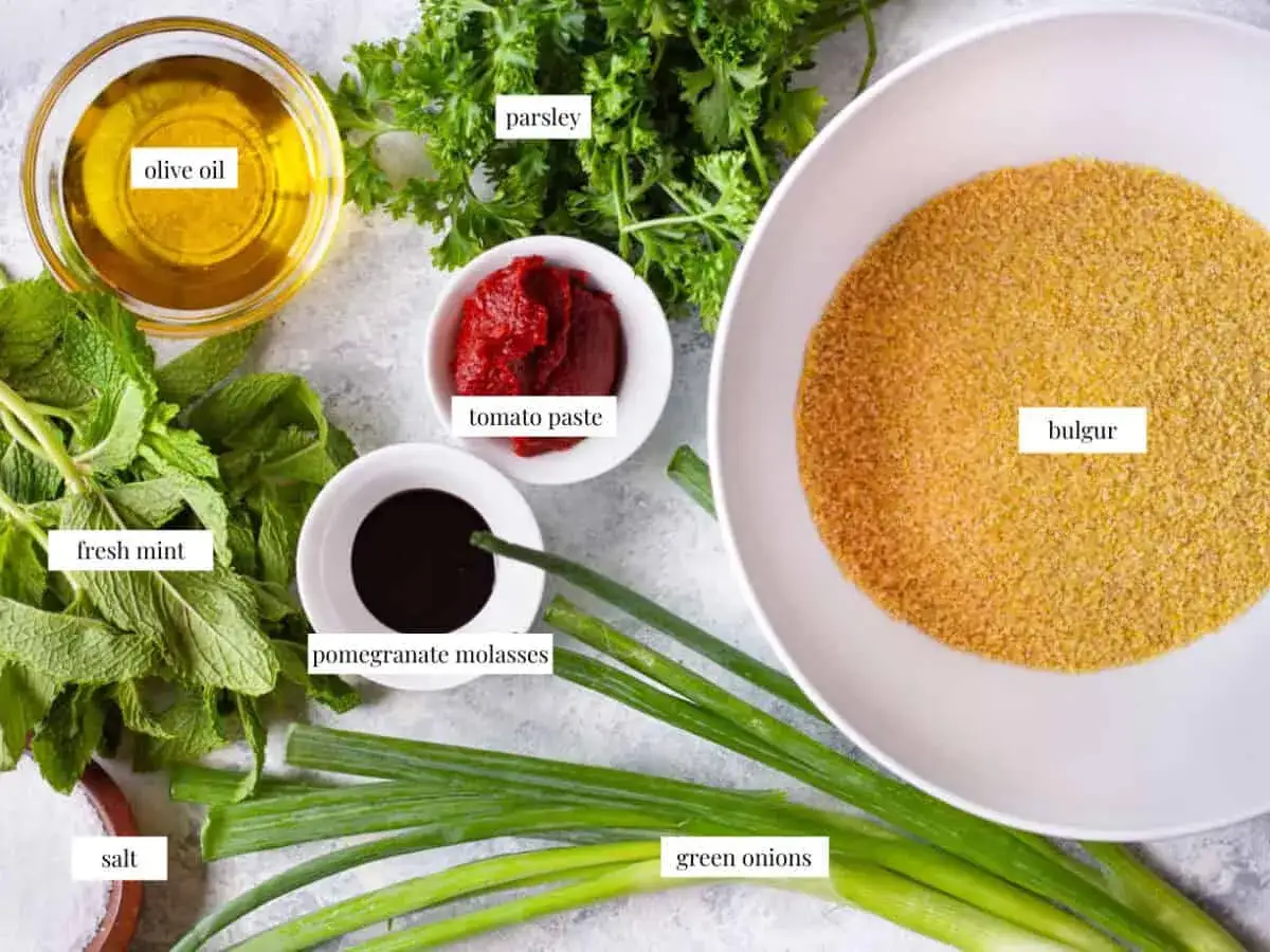 Zutaten f&uuml;r ein Kisir Rezept: Bulgur, Oliven&ouml;l, Tomatenmark, Granatapfelsirup, frische Minze, Petersilie, Fr&uuml;hlingszwiebeln und Salz.