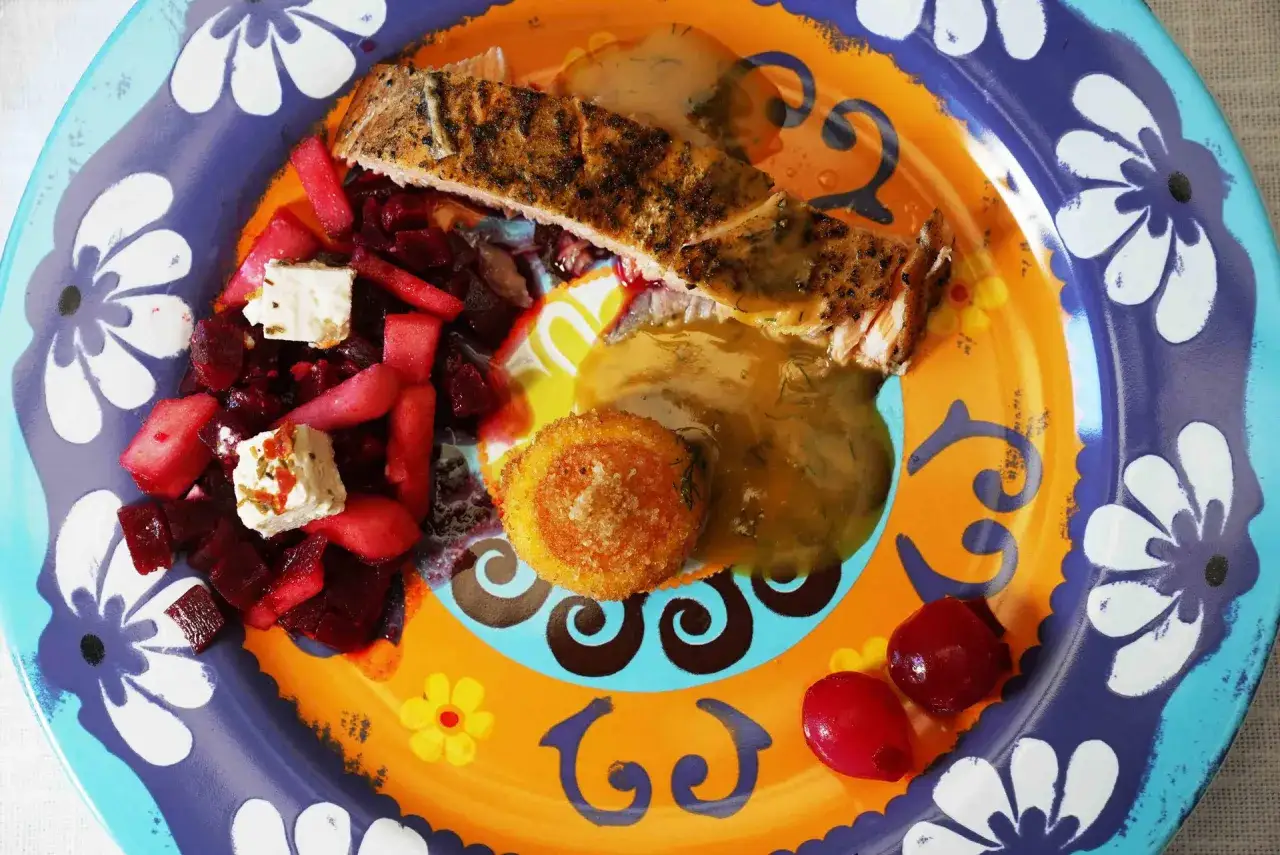Ein bunter Teller mit Lachs, Rote-Bete-Salat und einer knusprigen Beilage – Inspiration für das perfekte Dinner Rezepte.