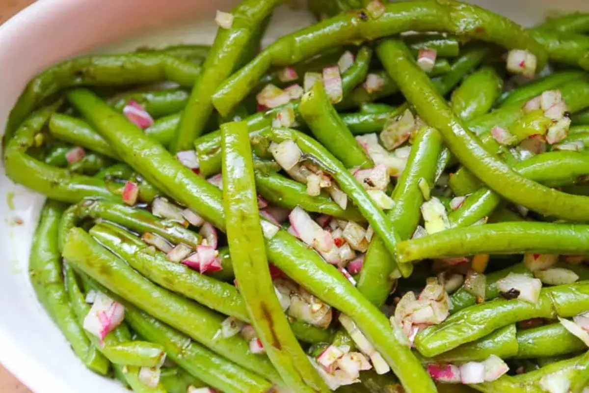 Frischer Bohnensalat mit roten Zwiebeln und einem leichten Dressing. Ein einfaches und schnelles Rezept.