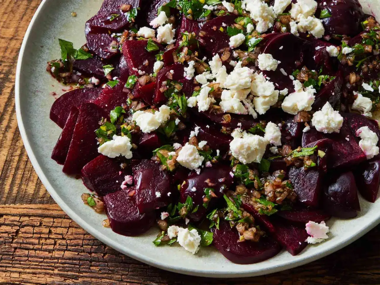 Rote Bete Salat mit zerbr&ouml;ckeltem Feta und frischen Kr&auml;utern, ein k&ouml;stlicher Genuss.