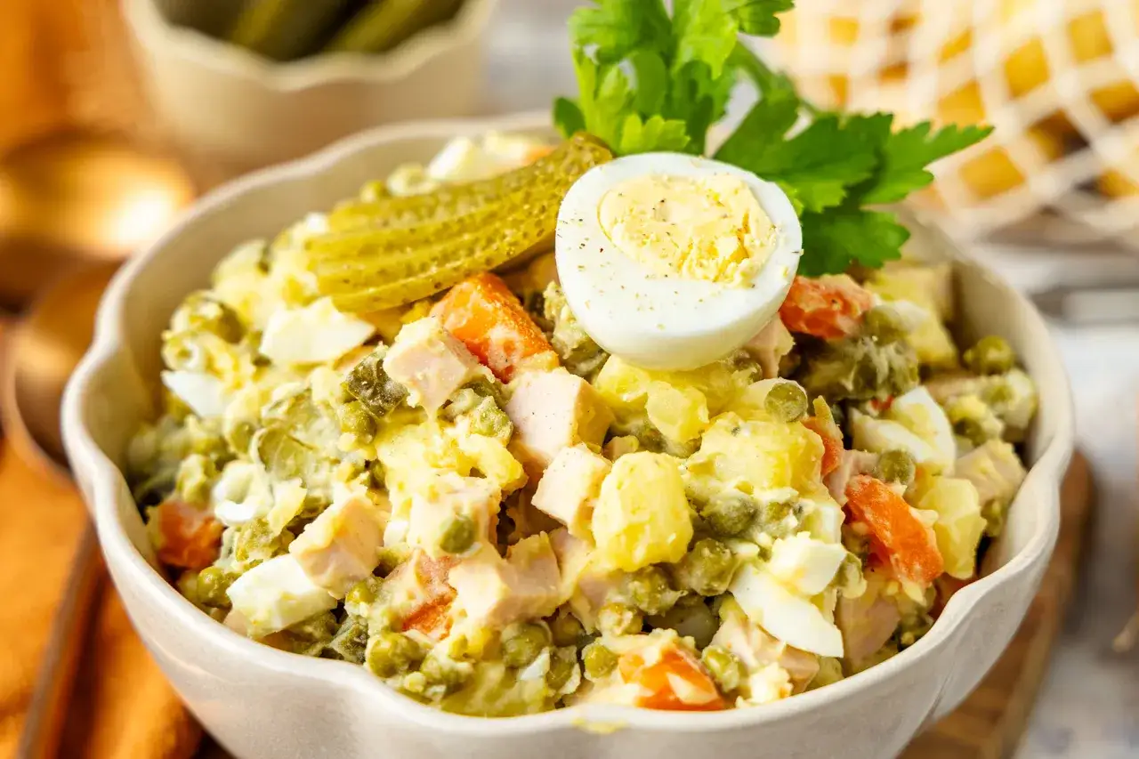 Ein cremiger Olivier Salat mit Erbsen, Karotten, Eiern und Gewürzgurken. Perfekt für ein festliches Essen.