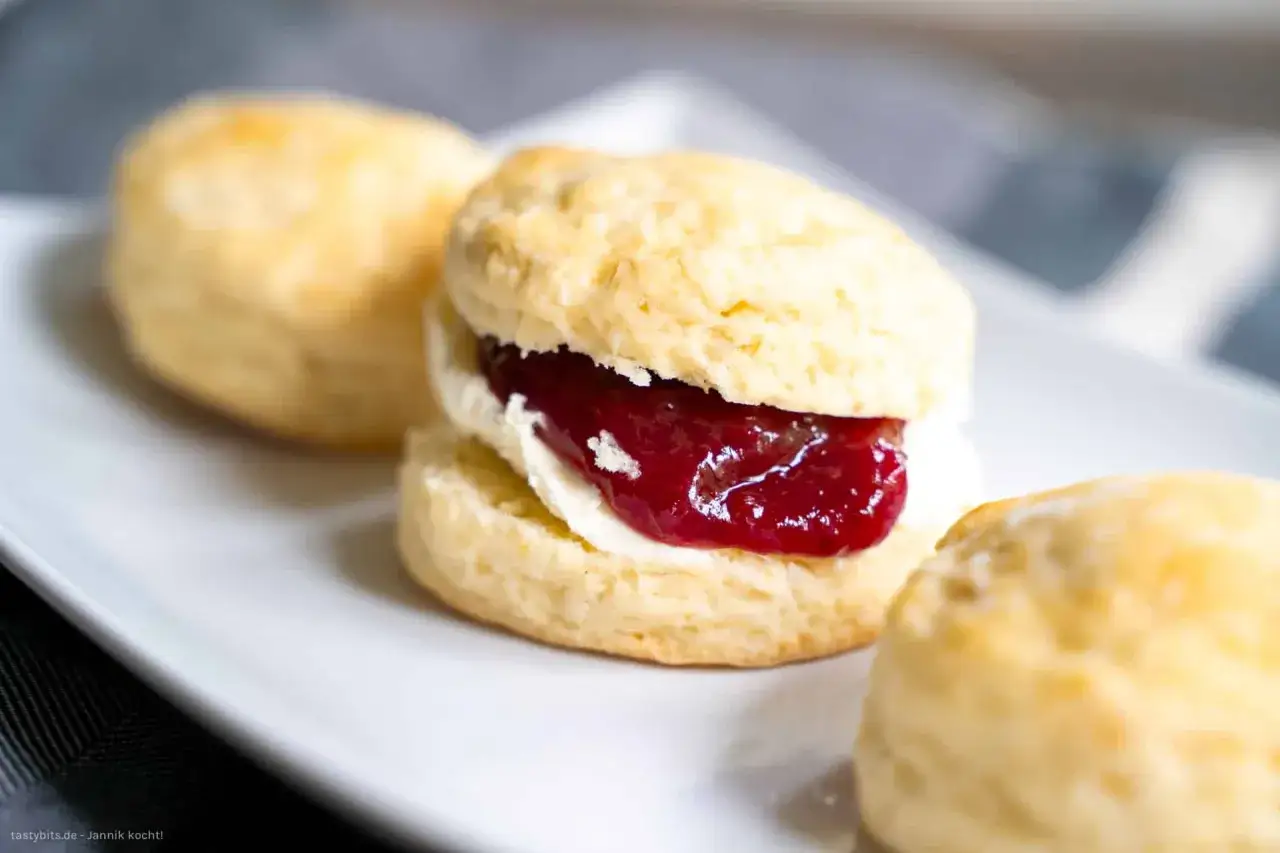 Frisch gebackene Scones mit Clotted Cream und Erdbeermarmelade, ein k&ouml;stliches Rezept f&uuml;r den Nachmittagstee.