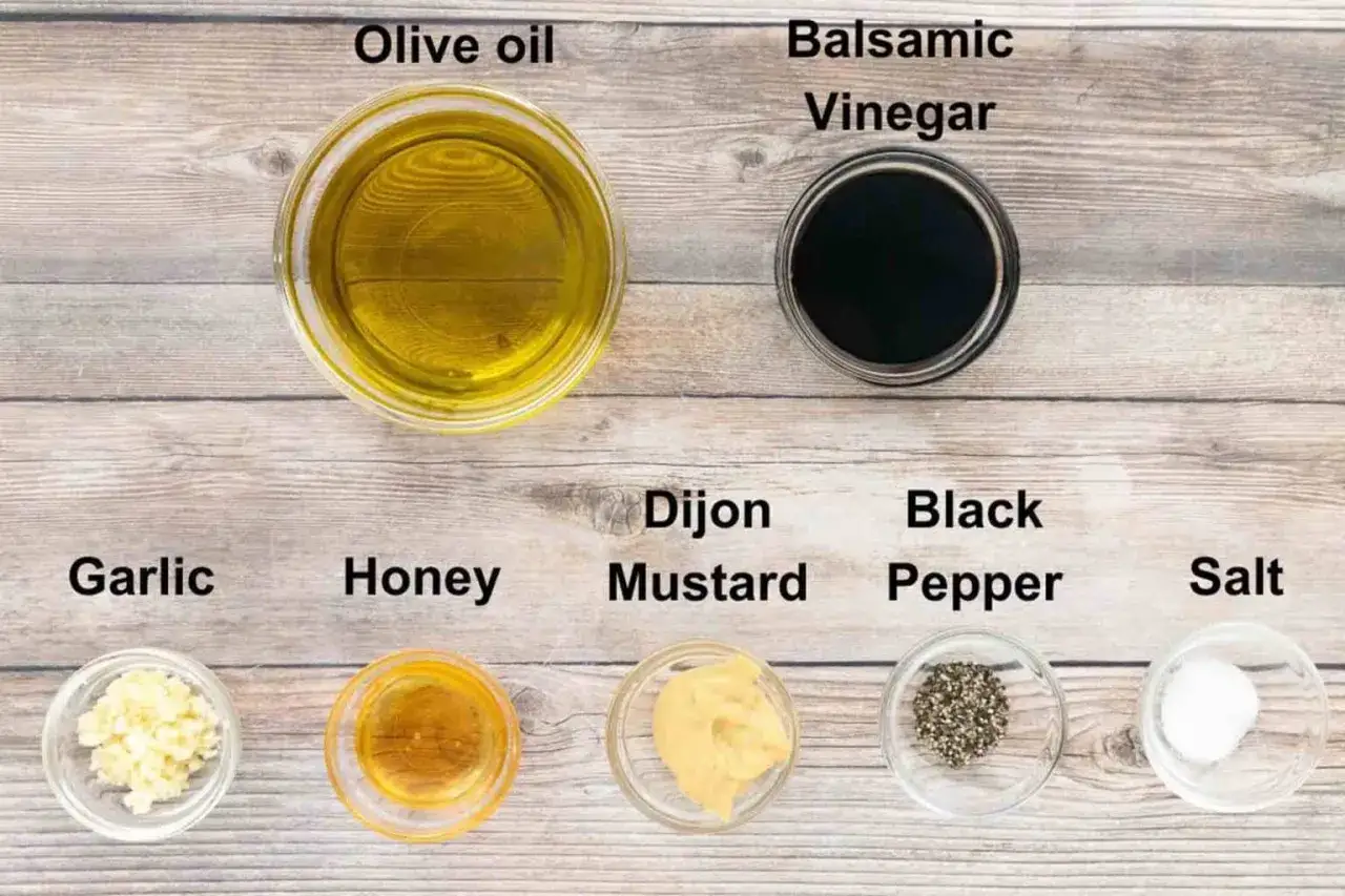 Zutaten f&uuml;r ein Balsamico-Dressing wie beim Italiener: Oliven&ouml;l, Balsamico-Essig, Knoblauch, Honig, Dijon-Senf, Pfeffer, Salz.