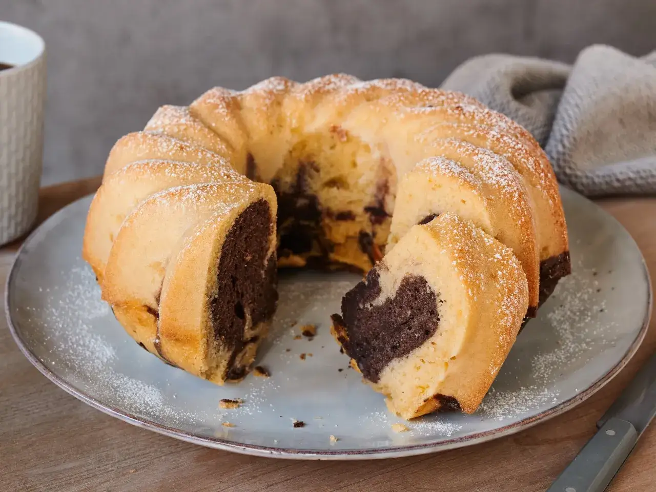 Saftiger Marmorkuchen, der weltbeste, mit Puderzucker best&auml;ubt, bereit zum Genie&szlig;en.