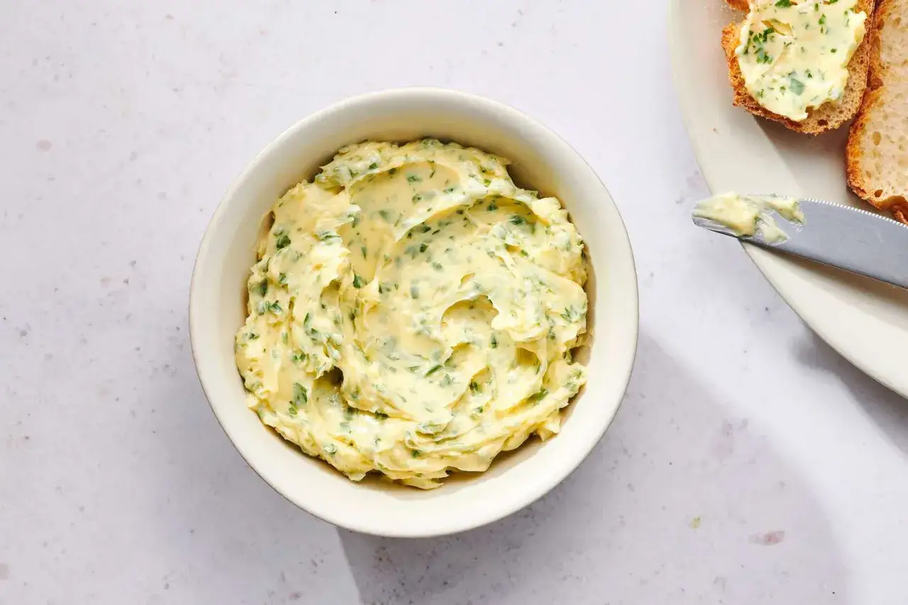 Sch&uuml;ssel mit selbstgemachter Knoblauchbutter, verfeinert mit frischen Kr&auml;utern. Perfekt zum Verfeinern von Gerichten.