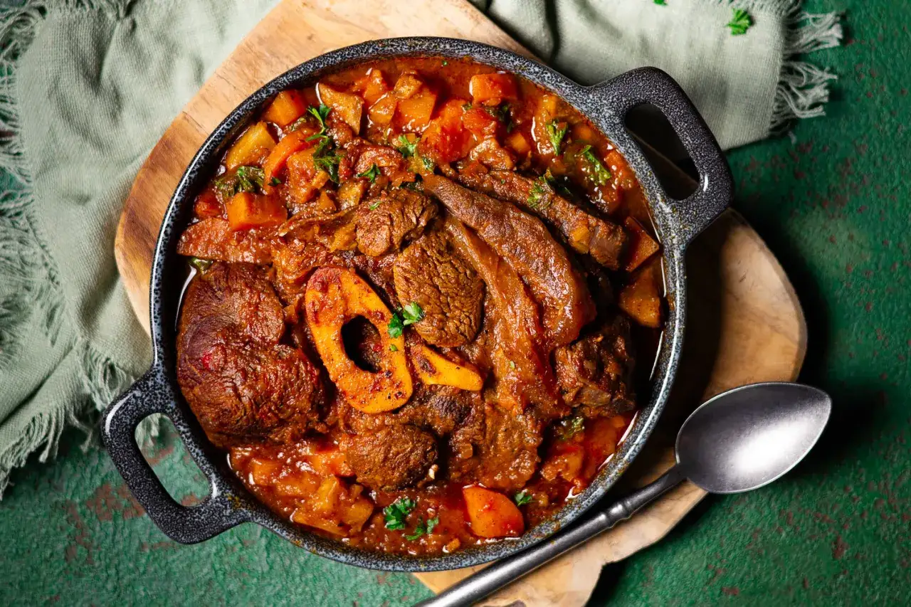 Herzhaftes Ossobuco im Backofen, geschmort mit Gem&uuml;se und Kr&auml;utern. Ein k&ouml;stliches Rezept f&uuml;r gem&uuml;tliche Abende.