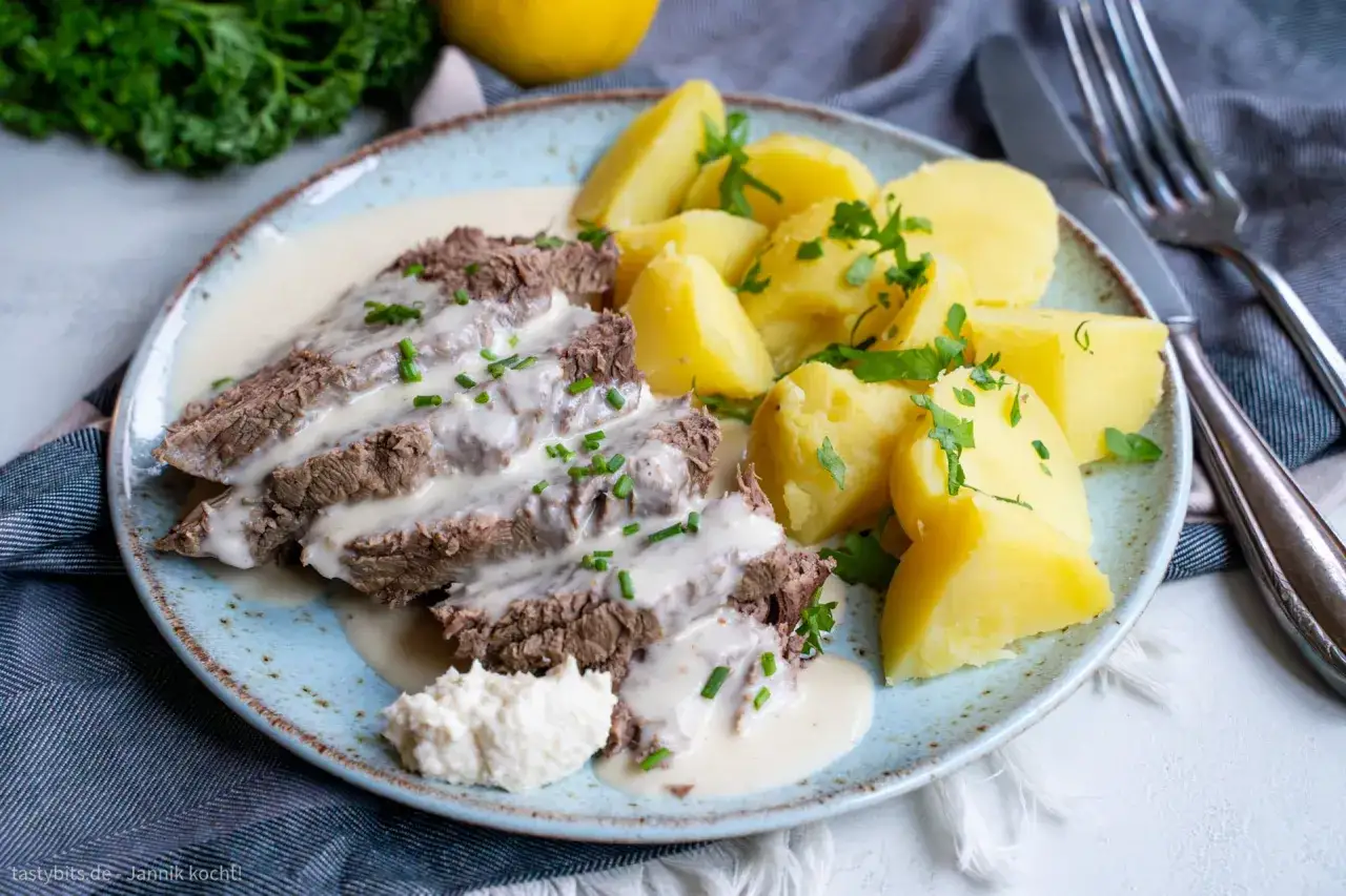 Zartes Tafelspitz-Rezept mit cremiger Sauce und Salzkartoffeln, garniert mit Schnittlauch und Petersilie. Ein Klassiker, der immer schmeckt.