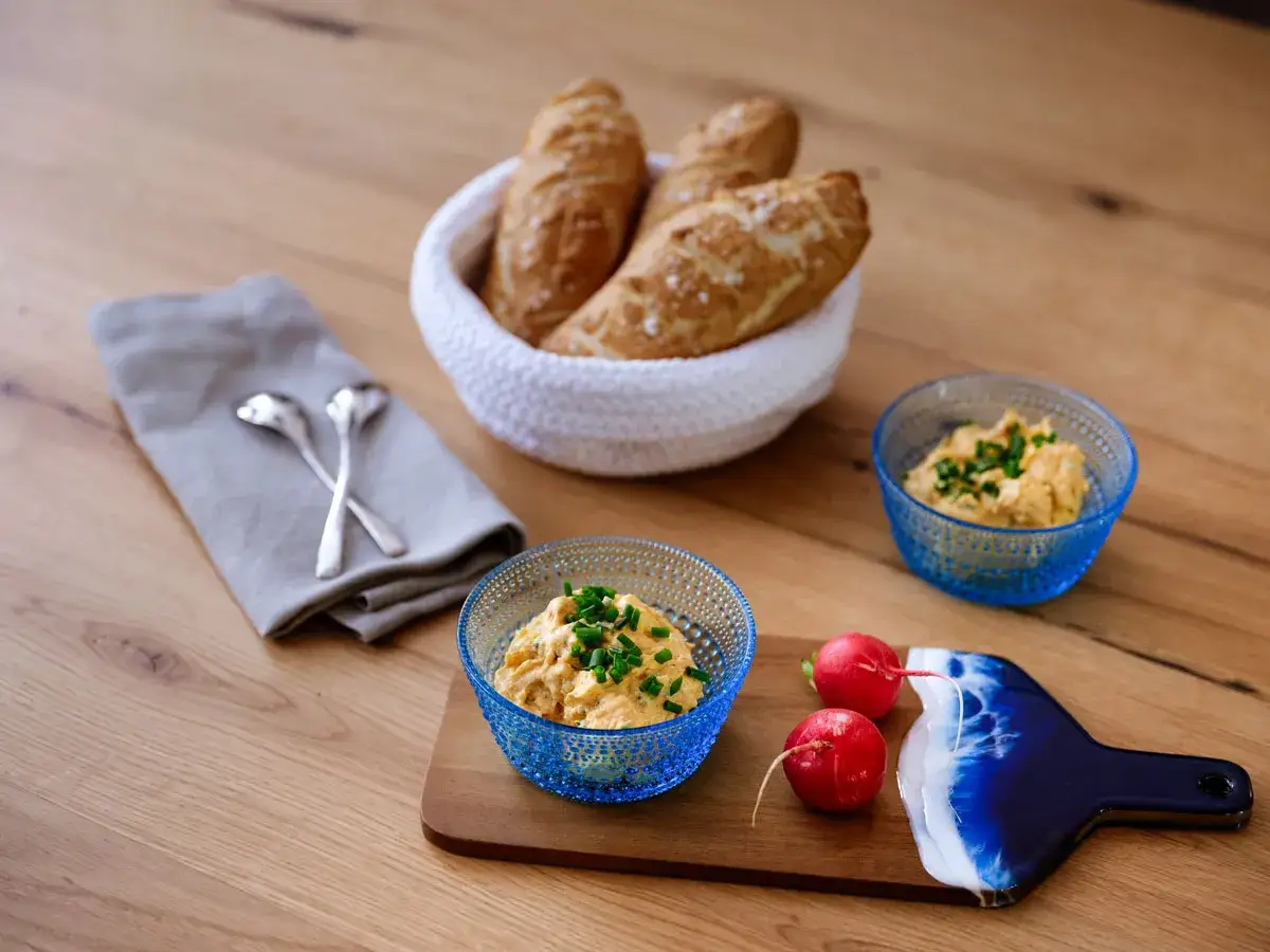 Leckeres Obazda Rezept mit frischen Radieschen und Brot.