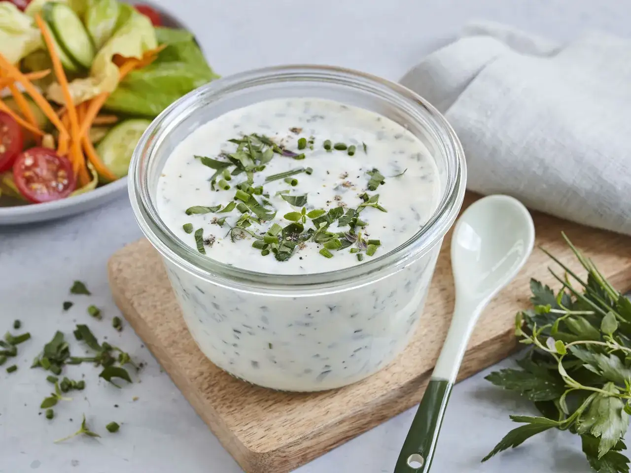 Frisches Joghurt Dressing selber machen mit Kräutern. Perfekt für den Salat nebenan.