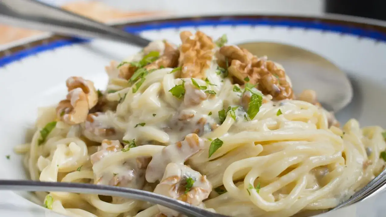 Cremige Gorgonzola-Pasta mit Waln&uuml;ssen und Petersilie, ein Genuss f&uuml;r jeden Pasta-Liebhaber.