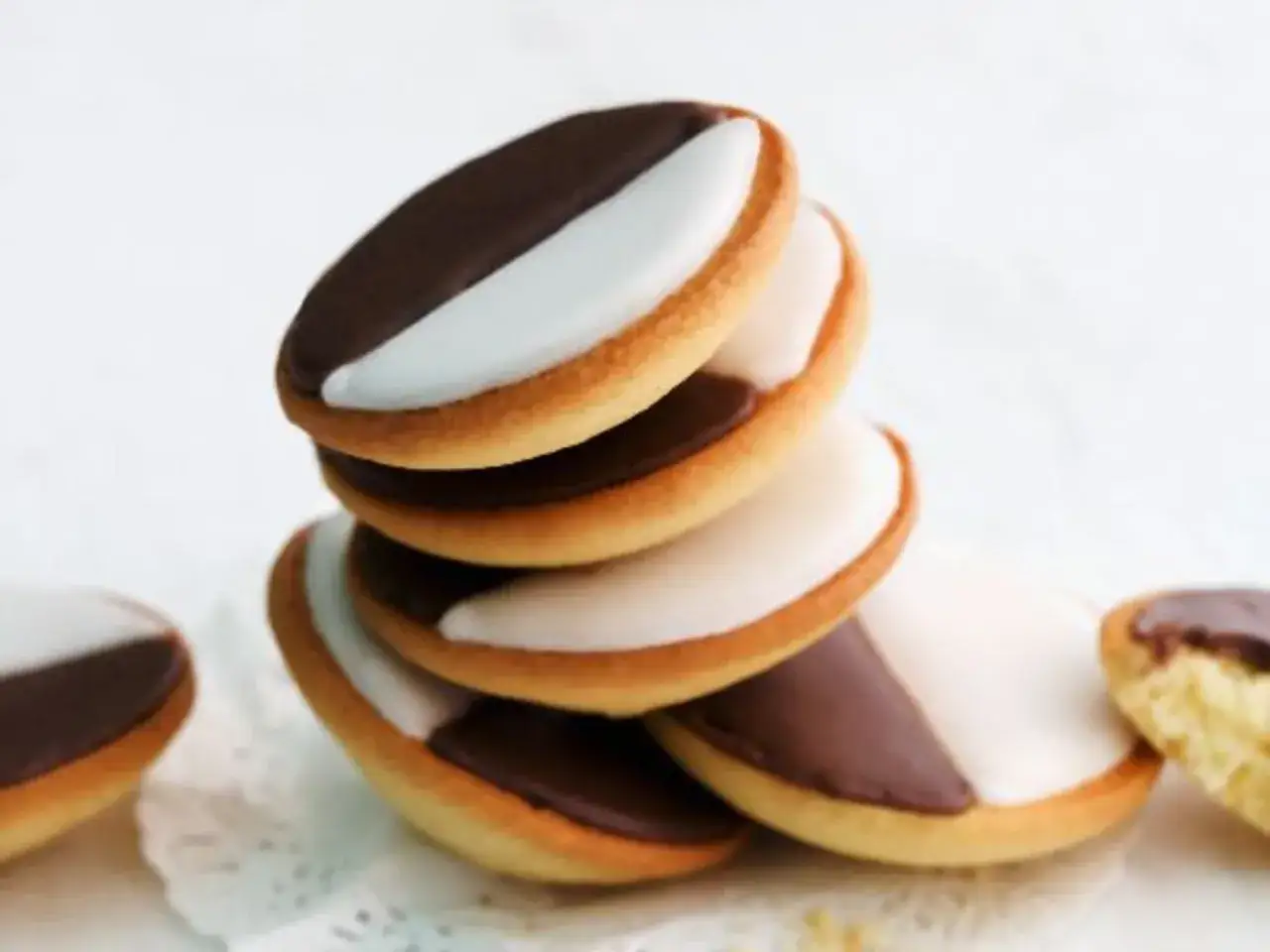 Ein Stapel Kekse mit Schokolade und wei&szlig;er Glasur, ein klassisches amerikaner Rezept.