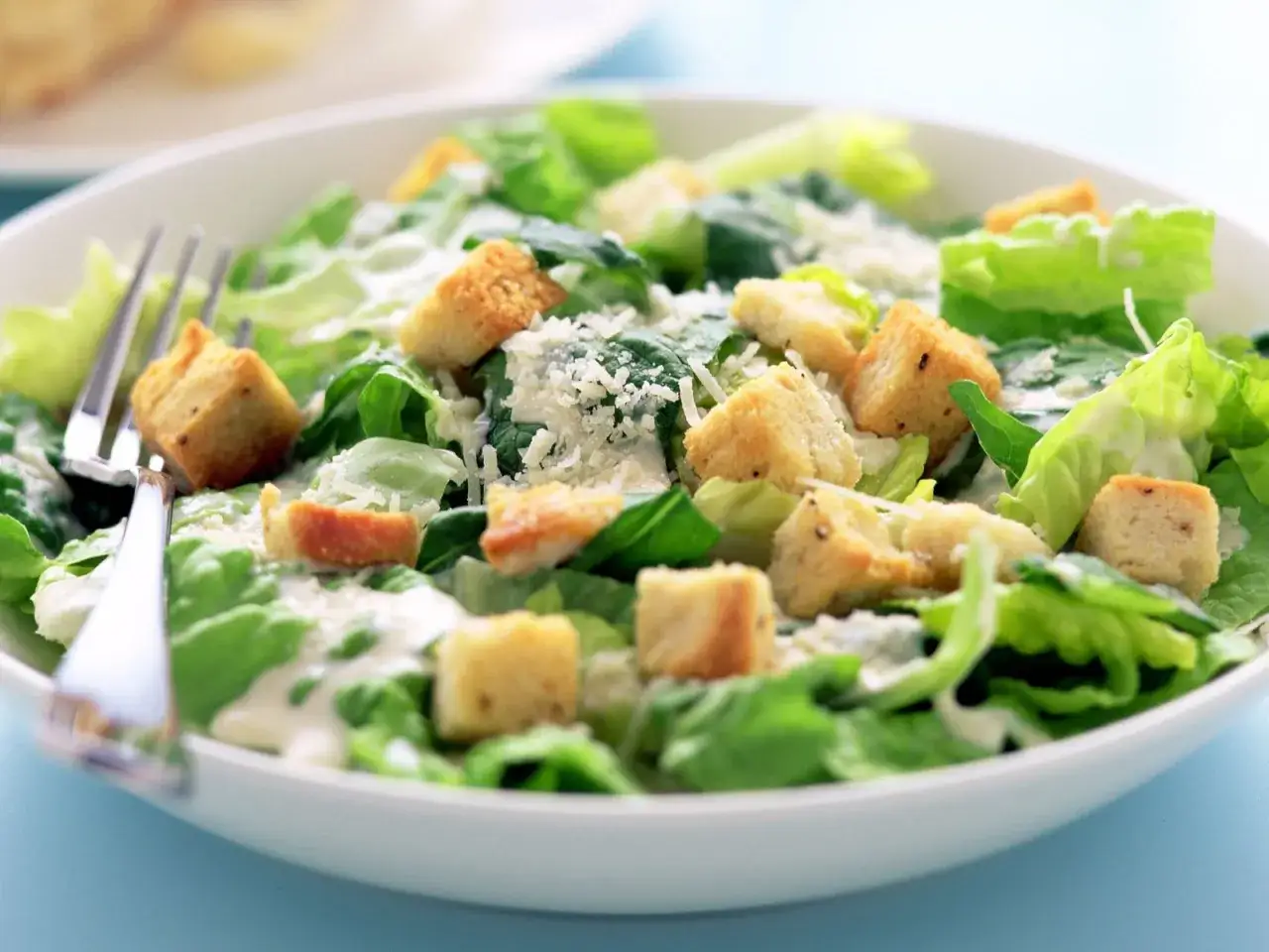 Frischer Caesar Salad mit knackigem R&ouml;mersalat, Croutons und Parmesan.