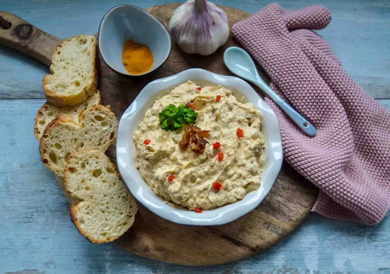 Cremiger Dattel Dip mit Brot, Knoblauch und Kurkuma. Ein k&ouml;stlicher Dip f&uuml;r jede Gelegenheit.