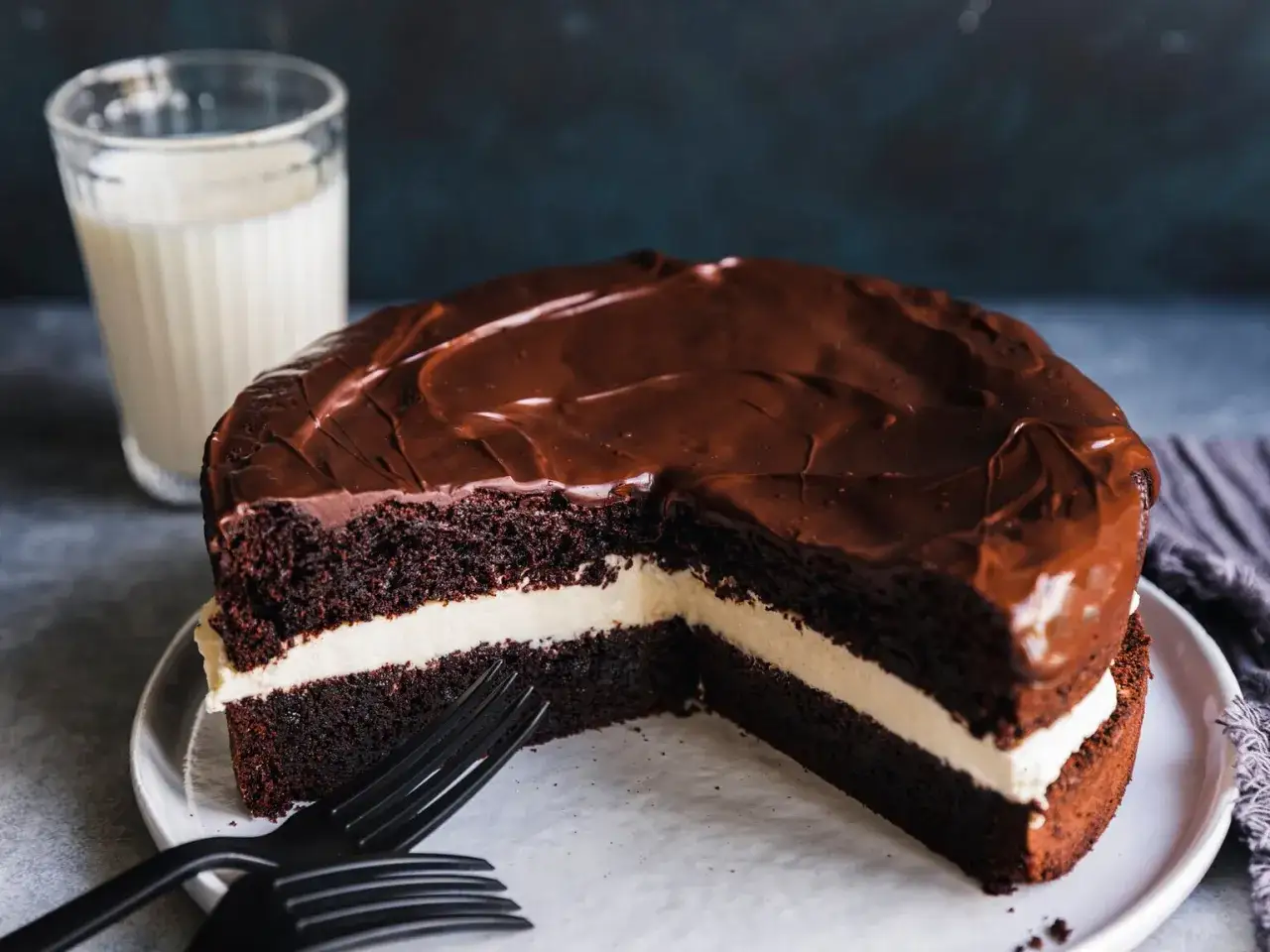Saftiger Schokoladenkuchen mit cremiger F&uuml;llung und gl&auml;nzender Glasur, perfekt f&uuml;r ein schokoladiges Dessert.