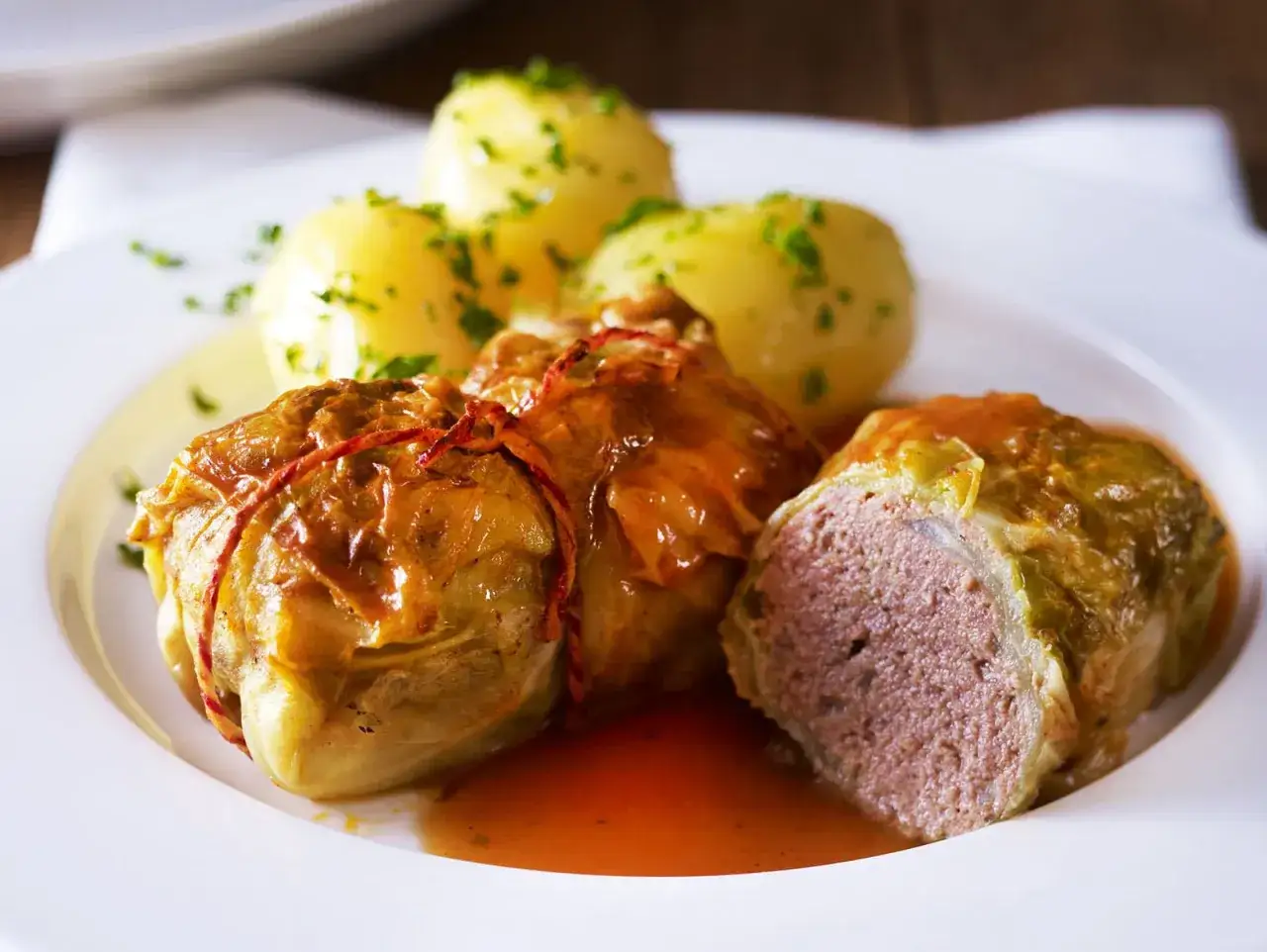 Gefüllte Kohlrouladen mit Kartoffeln, ein herzhaftes Gericht, das an italienische Gerichte erinnert.