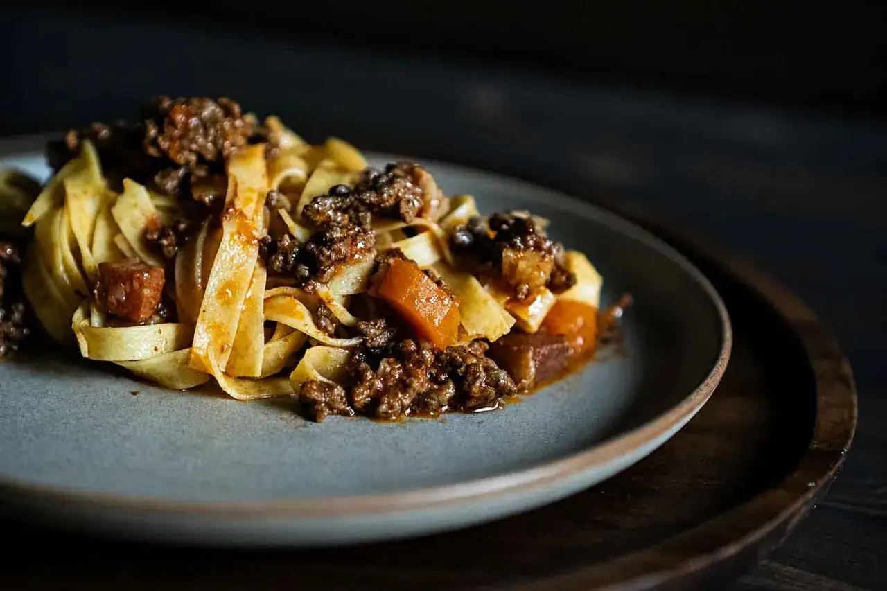 Tagliatelle mit einer herzhaften Bolognese-Sauce. Das bolognese welches Fleisch hier verwendet wird, ist Rindfleisch, zart geschmort mit Gem&uuml;se.