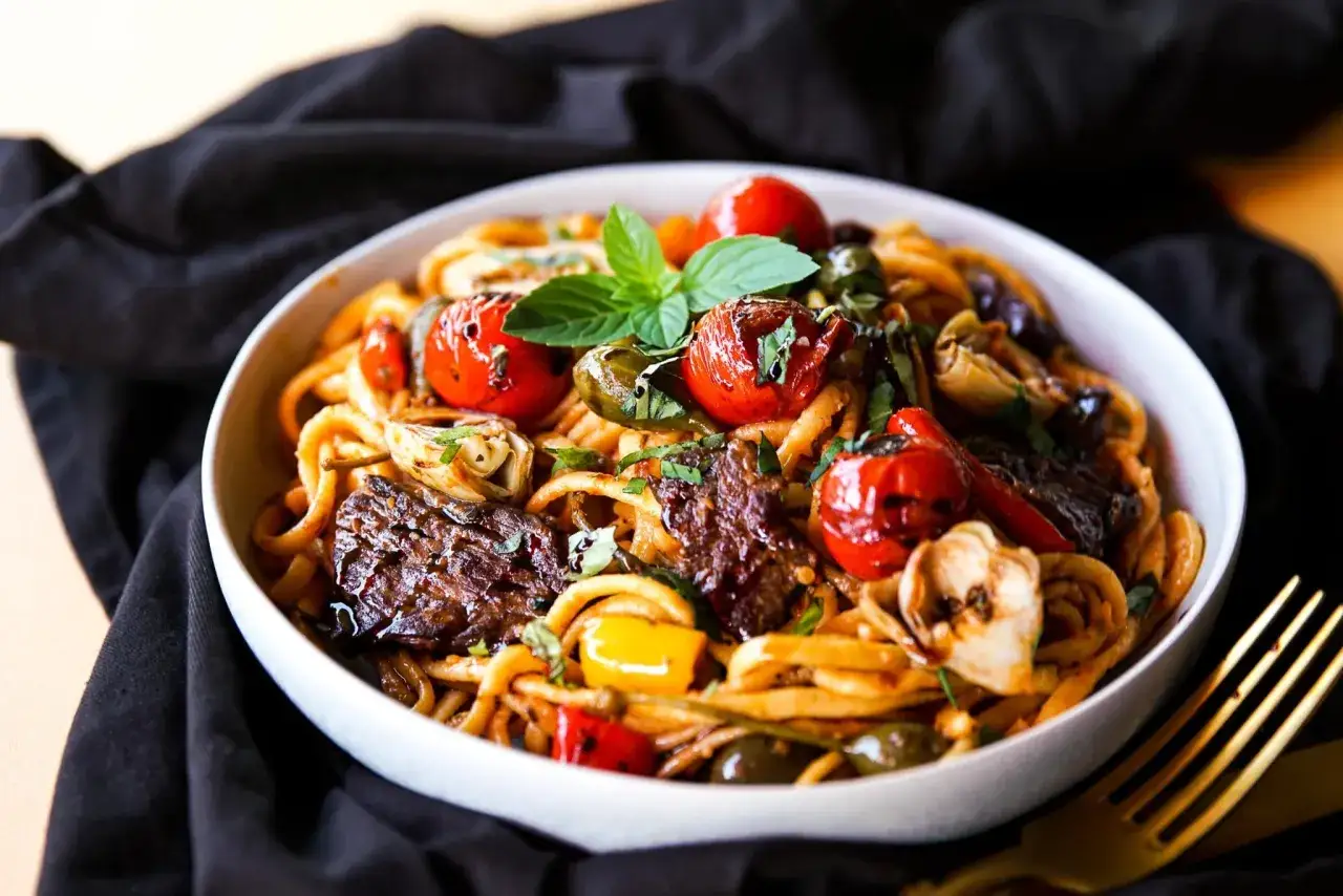 Herzhaftes Pasta mit Rindfleisch, italienisch zubereitet mit Kirschtomaten, Paprika und frischem Basilikum.