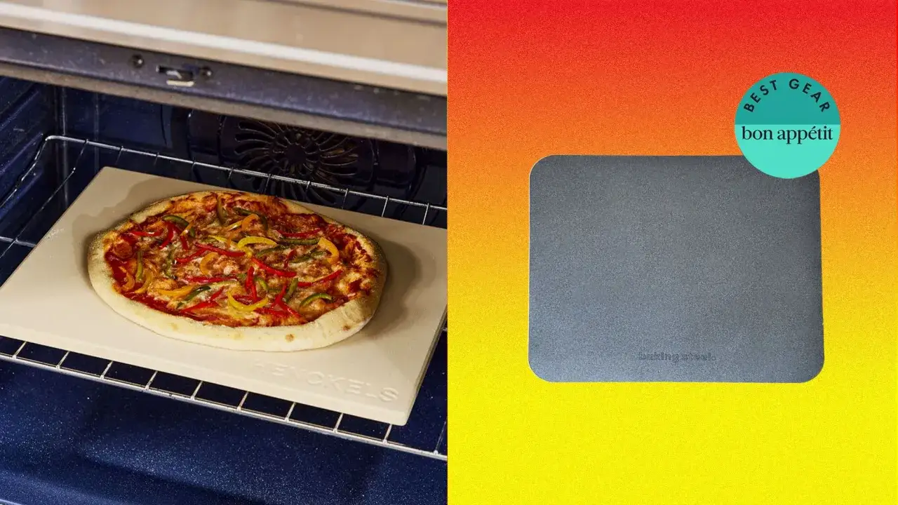 Eine k&ouml;stliche Pizza im Backofen auf einem Pizzastein, daneben ein Baking Steel.