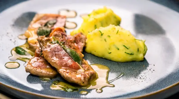 Saltimbocca rezept original: Kalbfleisch mit Salbei und Schinken, serviert mit cremiger Kartoffelmasse.