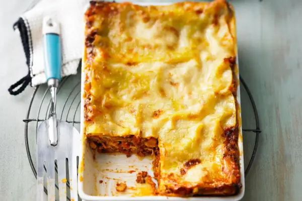 Ein frisch gebackenes, goldbraunes Lasagne Rezept original italienisch, bereit zum Servieren.